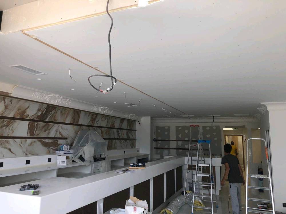 Installation de climatisation gainable de marque Toshiba et de VMC dans une boulangerie à la Grande Motte