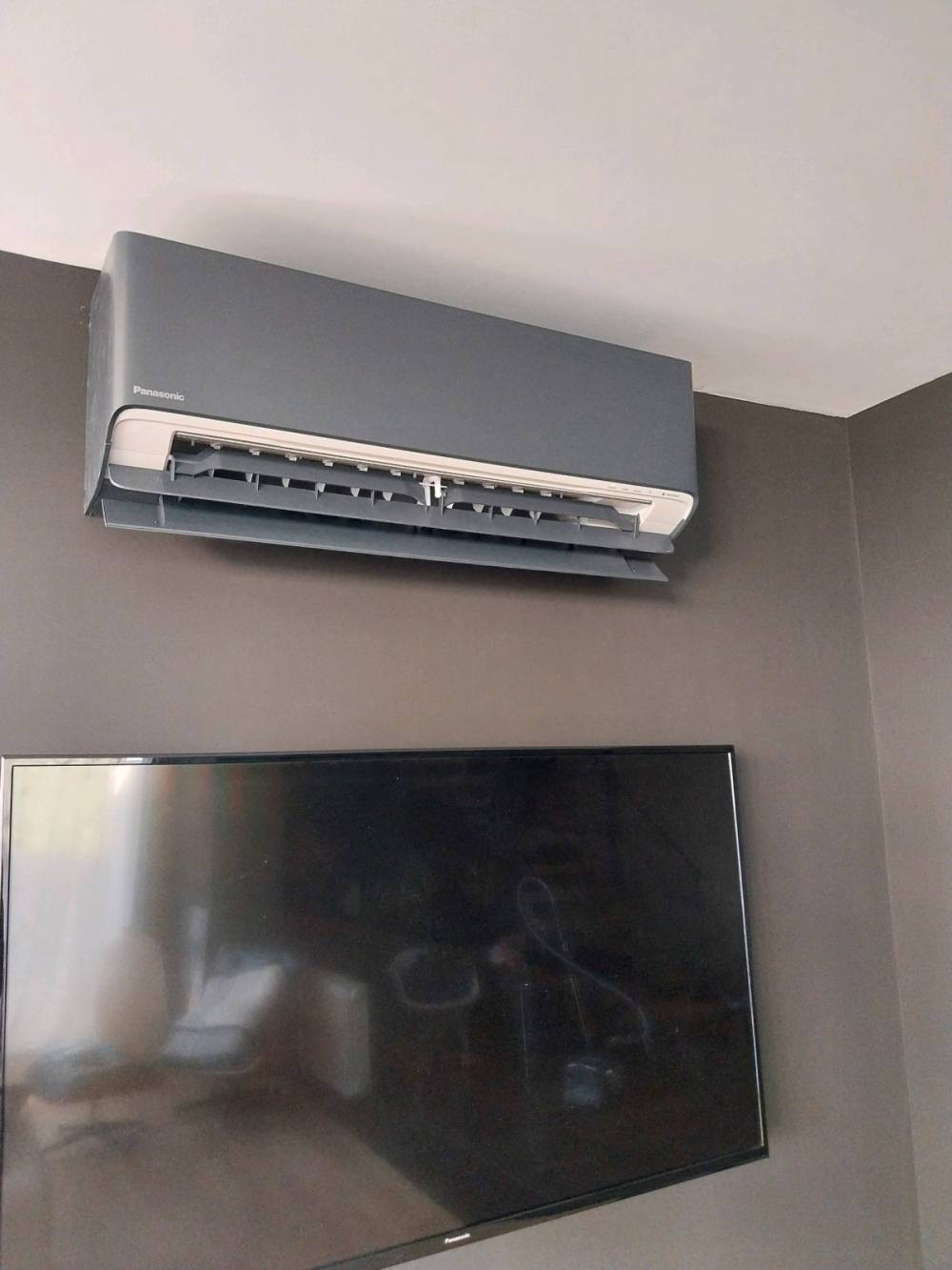 Pose d'un climatiseur système bi-split de marque Panasonic à Montpellier proche de la Mairie