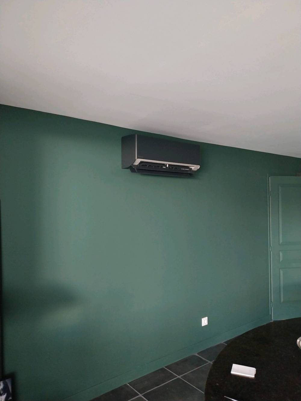 Climatisation-interieur-noire-mur-vert