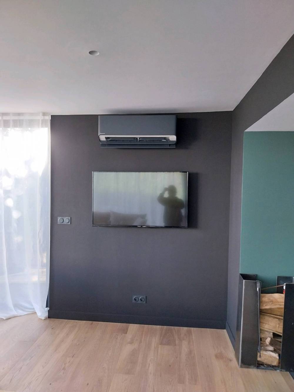 Climatisation-interieur-noire-dessus-tv