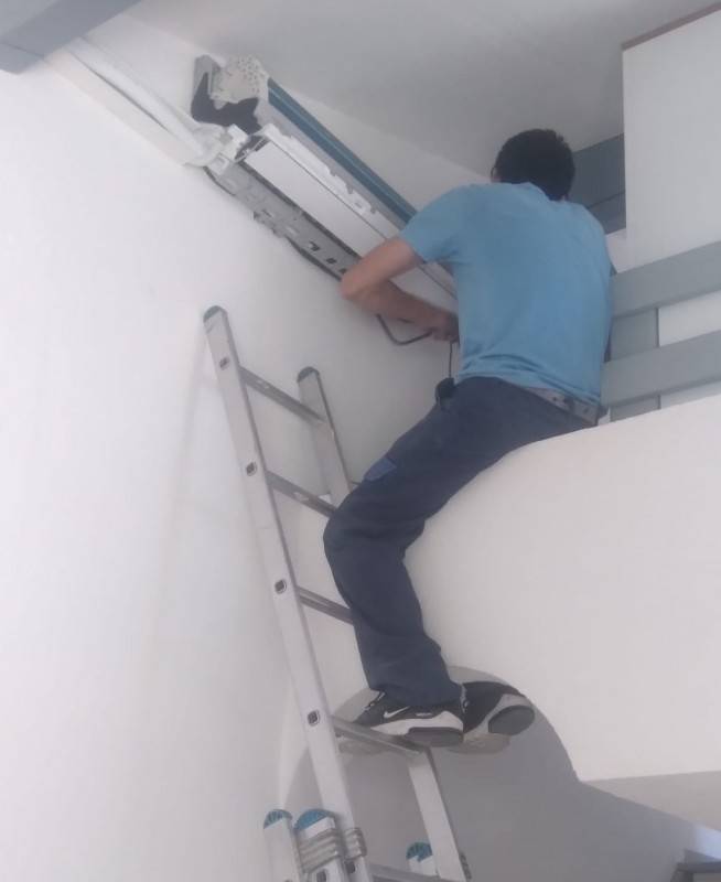 Installation-climatisation-interieure-mur-bois-gris