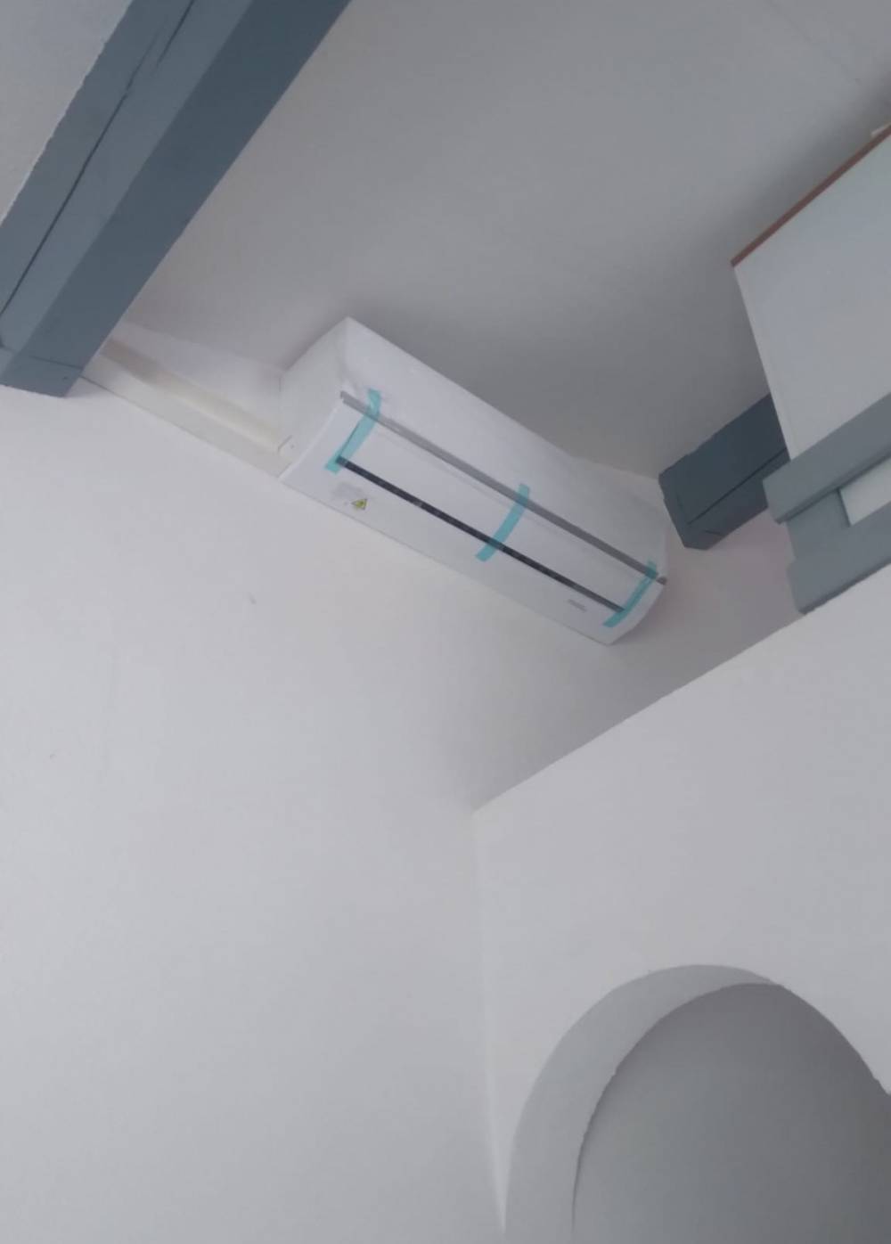 Climatisation-interieure-mur-bois-gris